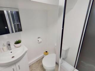 Stylish Modern Studio Near MediaCityUK & Manchester Centre - Free Parking - Sleeps 2 Enjoy - 4