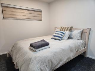 Cosy & Contemporary entire 3 Bedroom Airport Retreat - 3