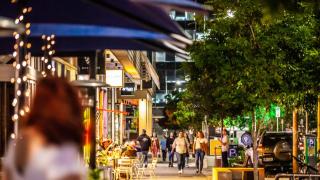 Vibrant 2 Bed Apartment with Pool and Gym Access - 8