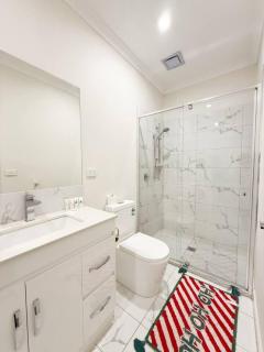 5 Bedroom Home in Clayton - Clayton North - 7