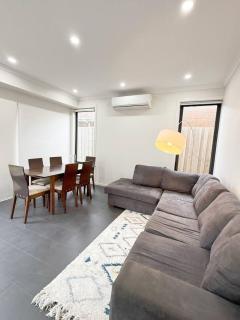 5 Bedroom Home in Clayton - Clayton North - 5