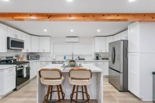 Luxury Retreat, Foosball, Pool table, NEW Upgrades - 2