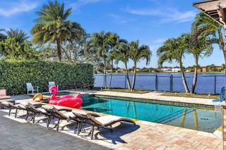 Serene Lakeview Home w/ Pool, Spa & Outdoor BBQ - 6