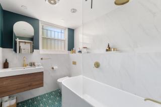 Spacious Stay Near Shops & Cafes in Marrickville - 2