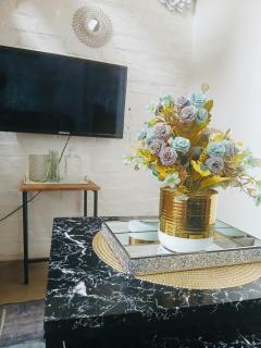 Cozy Comfort Maboneng bnb - 6