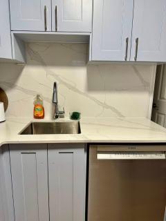 Private Entire Guest Suite, 1 min to bus stops to Downtown and major attractions - Vancouver - 2