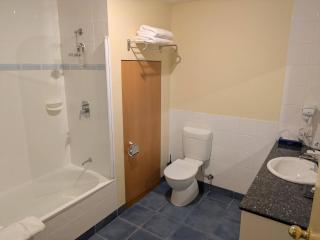 Mayfair Plaza Motel and Apartments - 7