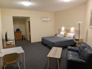 Mayfair Plaza Motel and Apartments - 6