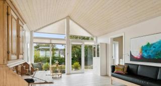 Bright And Lovely Seaside Holiday Home - 1