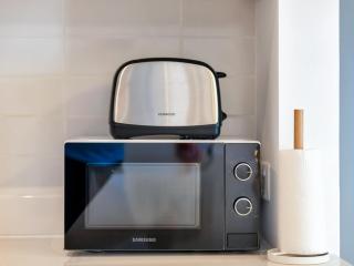 Elite Nest - Upscale 4BR with PS5 Lounge - Formula 1 and Ferrari World - 2