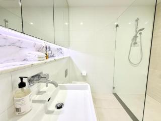 CBD Gem 1 bedroom with City view and balcony 4min walk to Train - 5