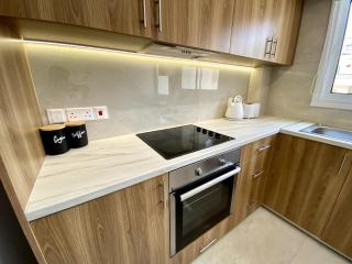 Seaside Two Bedroom Elegant Flat in Tourist Area - Paphos - 9