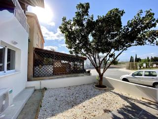 Seaside Two Bedroom Elegant Flat in Tourist Area - Paphos - 4