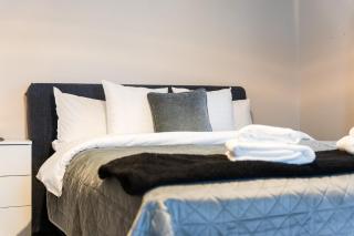 Guestly Homes - 2BR Apartment with Lake View - 9