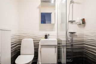 Guestly Homes - 2BR Apartment with Lake View - 2