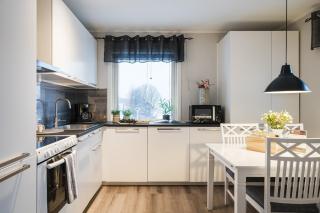 Guestly Homes - 2BR Apartment with Lake View - 9