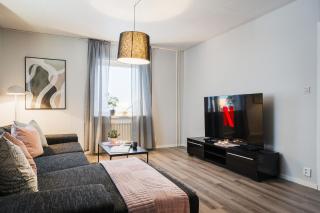 Guestly Homes - 2BR Apartment with Lake View - 4