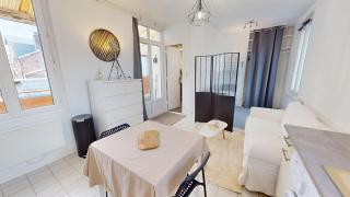 Nice studio with terrace on Rue Bourdaloue - 7