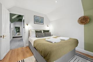 Stylish and Comfortably Large 5-bedroom house - 1