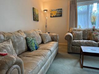 Angela's English Bungalow - 9