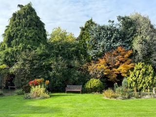 Angela's English Bungalow - 1