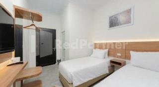 Moresto Hotel Mitra RedDoorz - 2