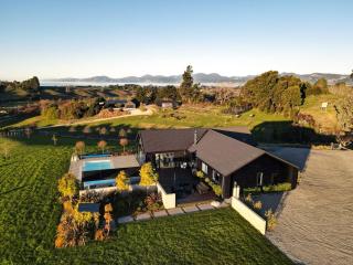 Hill-Top Oasis with Pool and Spa on 2ha just 5mins to Wharf - 8