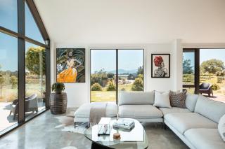 Hill-Top Oasis with Pool and Spa on 2ha just 5mins to Wharf - 1