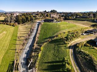 Hill-Top Oasis with Pool and Spa on 2ha just 5mins to Wharf - 5