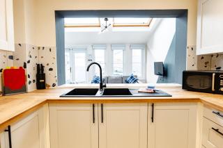 Gloucester City 6 Bed Sleeps 12 Parking and Garden - 8