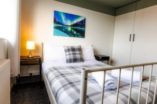 Gloucester City 6 Bed Sleeps 12 Parking and Garden - 3