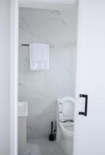 Charlotte Residence - Luxury Kinshasa 2 bed, hill views & rooftop - Airport Pickup - 9