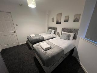 Spacious 4-Bed Bungalow with Games Room & Parking - 5