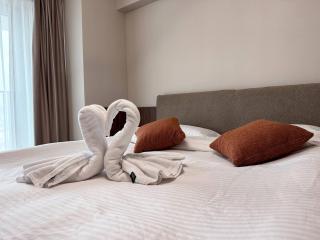 YIN 22nd Floor Panoramic View & King Bed, Parking - 7