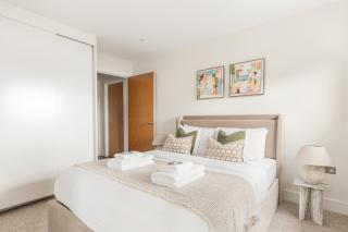 New! Panoramic 2BR Flat with Balcony by Royal Docks - 2