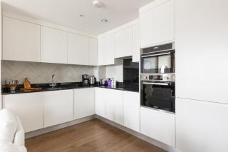 New! Panoramic 2BR Flat with Balcony by Royal Docks - 8