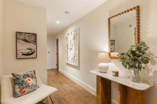 New! Panoramic 2BR Flat with Balcony by Royal Docks - 1