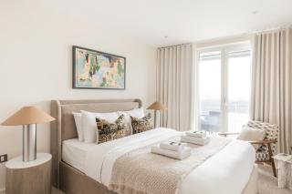 New! Panoramic 2BR Flat with Balcony by Royal Docks - 9