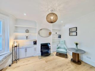 Stunning 4 Bedroom House in Old Windsor Perfect for Families & Groups - 5