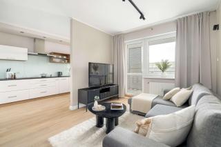 Comfortable Apartment with Parking in Poznań by Noclegi Renters - 1