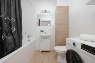 Bright Apartment in Warsaw with Bathtub and Balcony by Noclegi Renters - 6