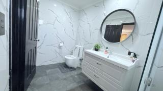 Newly Renovated Room,Bathroom and private Kitchen - 5