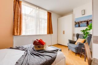 Quaint Trendy Apartment - 3