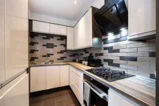 Stunning 3 Bedroom Home in Newcastle-under-Lyme with Garden - 6