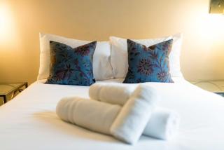 Modern 2 bed home with parking and easy access - 4