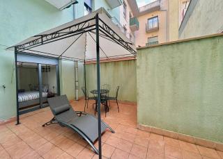 Urban Manesa city center apartment with private patio - 9