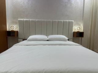 Chic 2BR, Pool, Private Parking & Self Check-In Near Marina & Souk El Had - 8