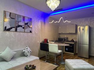 Chic 2BR, Pool, Private Parking & Self Check-In Near Marina & Souk El Had - 6