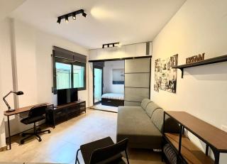 Urban Manesa city center apartment with private patio - 7