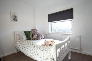 Central Location, canal side and pool table - 2